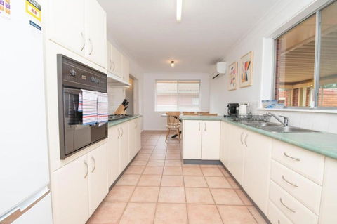 Cadogan House - Professionally Styled In CBD - Holiday Jervis Bay 2