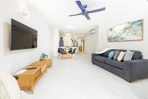 Cairns Esplanade 2BR Waterfront Apartment Sleeps 6 - Holiday Jervis Bay 3
