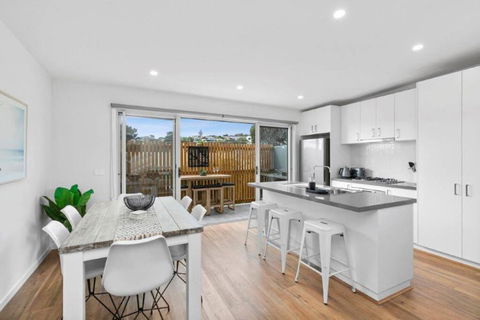 CASA EMEC- PETS WELCOME Luxury, Aircon, Walk To The Shops And Beach! Outdoor Shower And Garage Parking - Holiday Jervis Bay 0