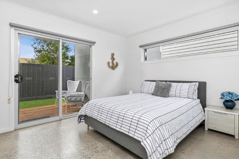 CASA EMEC- PETS WELCOME Luxury, Aircon, Walk To The Shops And Beach! Outdoor Shower And Garage Parking - Holiday Jervis Bay 3