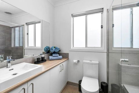 CASA EMEC- PETS WELCOME Luxury, Aircon, Walk To The Shops And Beach! Outdoor Shower And Garage Parking - Holiday Jervis Bay 2