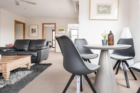 CBD Apartment With WiFi & Parking - Holiday Jervis Bay 2