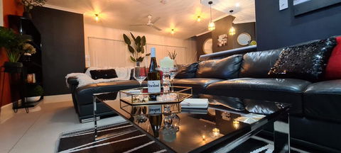 3 BEDROOM CITY ESCAPE - CHAMPAGNE STAYS Darwin - Holiday Jervis Bay 0