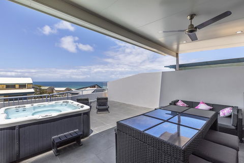 Absolute Beachfront Penthouse, Castaways Beach - Holiday Jervis Bay 1