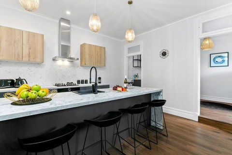 EDW19 - Stylish 2-Bed, 2-Bath Townhose In Drummoyne - Holiday Jervis Bay 0