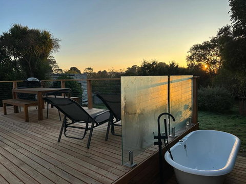Enjoy A Renovated Retreat With Outdoor Bath - Holiday Jervis Bay 0