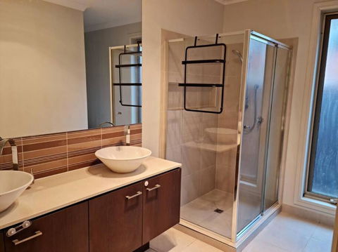 Generous 4 Bedroom Home Close To Park And Shops - Holiday Jervis Bay 2