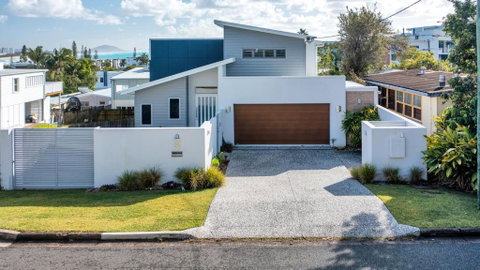 GEORGE8- THE ULTIMATE, FAMILY BEACH HOUSE! - Holiday Jervis Bay 0