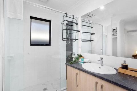 Guildford Family Hideaway - Holiday Jervis Bay 2