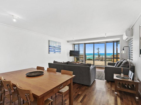 APARTMENT 12 PACIFIC APARTMENTS- Across From The Pier - Holiday Jervis Bay 1