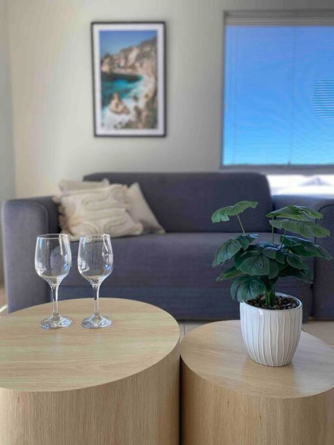 Modern Luxury 1 Bedroom Apartment - Walk To The Shops! Free Wifi - Holiday Jervis Bay 1