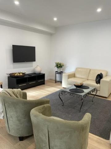 Modern Home, Close To Train, 17k CBD - Holiday Jervis Bay 1
