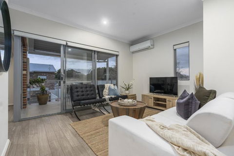 Modernista Getaway Your Airport Retreat - Holiday Jervis Bay 0