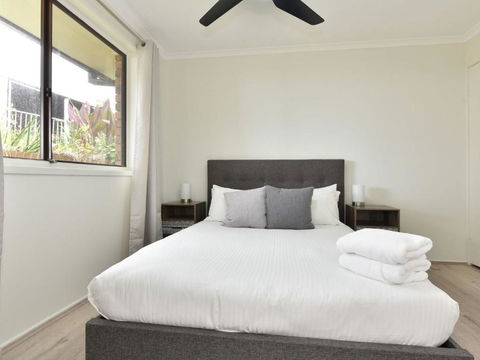 On The Lake At Fishing Point - Holiday Jervis Bay 3