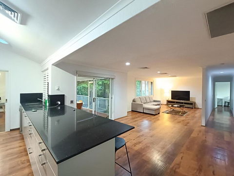 Peaceful Room In Modern Baulkham Hills Home - BH3 - Holiday Jervis Bay 1
