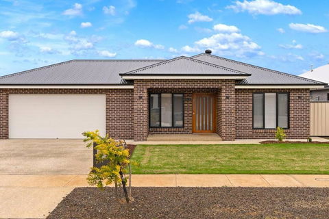 Popular Luxury Villa Kialla Shepparton - Holiday Jervis Bay 0