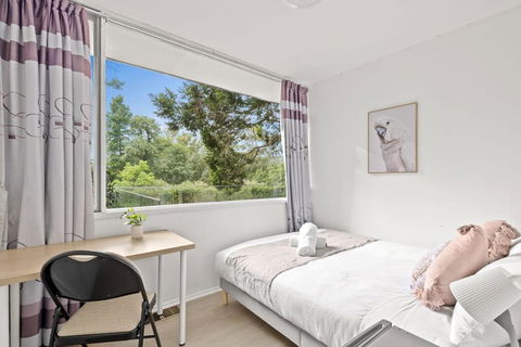 Quaint Queen Room - Central Location At Pymble - Shared Bathroom - Holiday Jervis Bay 0