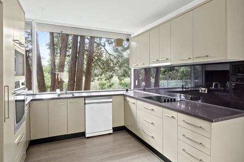Quaint Queen Room - Central Location At Pymble - Shared Bathroom - Holiday Jervis Bay 3