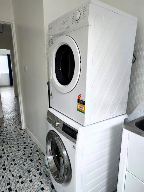 PROMO! Entire 2 Bedroom Unit Near Train Station! Free Parking & Wifi! - Holiday Jervis Bay 0