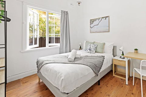 Quaint Double Room - Seconds To Shops & Eateries - Shared Bathroom - Holiday Jervis Bay 0