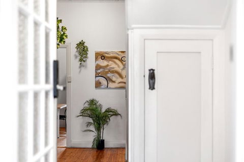 Quaint Double Room - Seconds To Shops & Eateries - Shared Bathroom - Holiday Jervis Bay 3