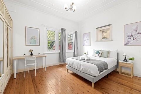 Quaint Double Room - Seconds To Shops & Eateries - Shared Bathroom - Holiday Jervis Bay 1