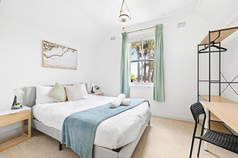 Quaint Double Room - Seconds To Shops & Eateries - Shared Bathroom - Holiday Jervis Bay 2
