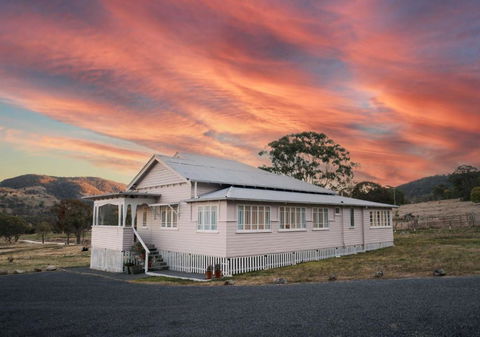Pretty Pink Queenslander With Spectacular Views! - Holiday Jervis Bay 0