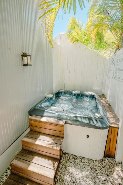 Private Outdoor Spa, Fire Pit, Cinema Room - THE COTTAGE COOLUM BEACH - Holiday Jervis Bay 0