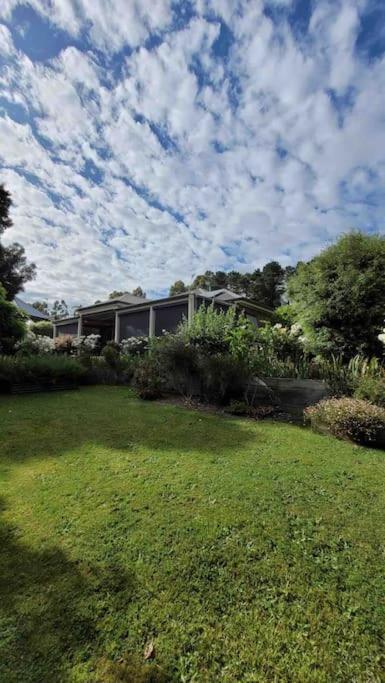 Quiet Family Retreat Getaway - Wildlife Park, Sovereign Hill, Kryall Castle And City At Your Door - Modern House, 8 Guests, 4 Bedrooms, 5 Beds - Holiday Jervis Bay 0