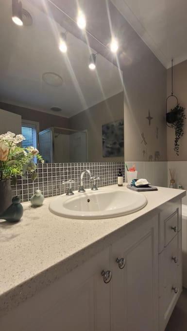 Quiet Family Retreat Getaway - Wildlife Park, Sovereign Hill, Kryall Castle And City At Your Door - Modern House, 8 Guests, 4 Bedrooms, 5 Beds - Holiday Jervis Bay 2