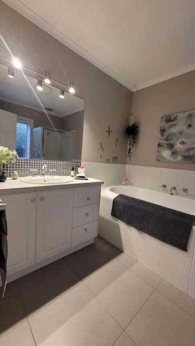Quiet Family Retreat Getaway - Wildlife Park, Sovereign Hill, Kryall Castle And City At Your Door - Modern House, 8 Guests, 4 Bedrooms, 5 Beds - Holiday Jervis Bay 3