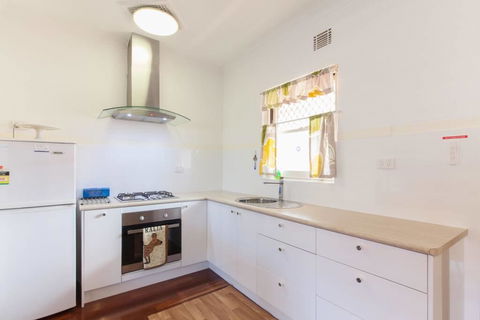 B8 Cafes, Resturants, UWA Close To SCGH - Holiday Jervis Bay 2