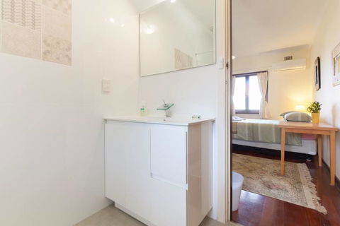 B8 Cafes, Resturants, UWA Close To SCGH - Holiday Jervis Bay 0
