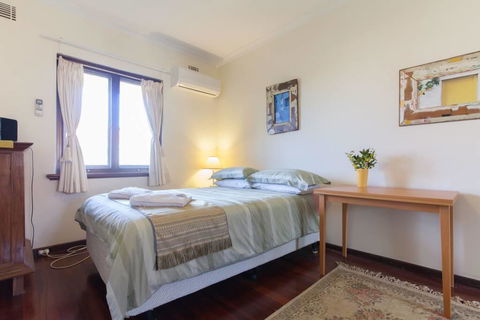 B8 Cafes, Resturants, UWA Close To SCGH - Holiday Jervis Bay 3