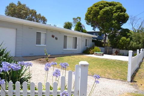 Bay Breeze Cottage - Holiday Jervis Bay 0
