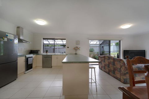 Relaxing Holiday Home Pets Are Welcome - Holiday Jervis Bay 2
