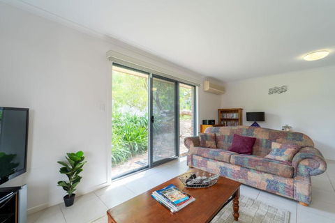 Relaxing Holiday Home Pets Are Welcome - Holiday Jervis Bay 3