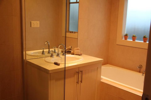 River Rock Cottage Centrally Located And Dog Friendly - Holiday Jervis Bay 3