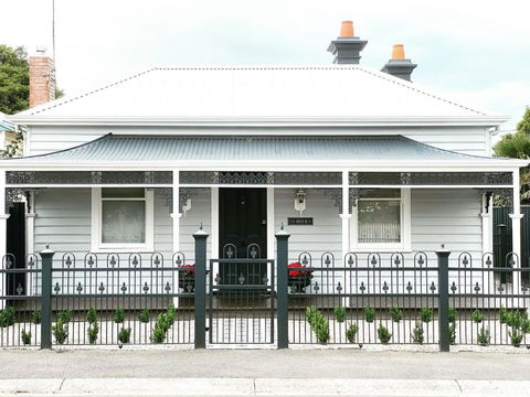Saint Brides - Superior Boutique Accomodation - STEPS TO PAKINGTON STREET - Holiday Jervis Bay 0