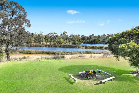 Roads End With Games Barn Ponies Alfresco Dining - Holiday Jervis Bay 3