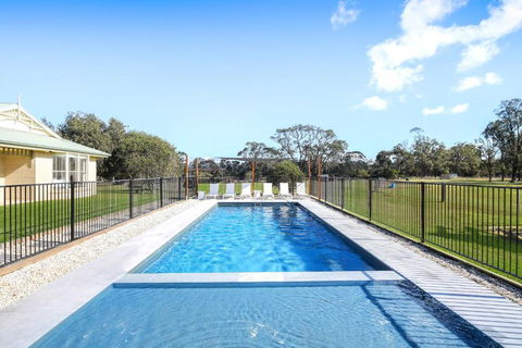 Roads End With Games Barn Ponies Alfresco Dining - Holiday Jervis Bay 1