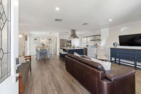 Rose Cottage 3B Hutchinson St Goolwa - Linen Included - Holiday Jervis Bay 2