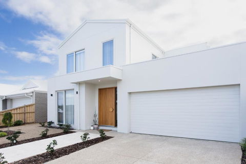 Saltwater Lux, 4 Bdrm, 3 Bath, Golf, Weddings, Beaches, Adventure Park - Holiday Jervis Bay 0