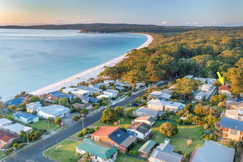 Sandals At The Bay Upstairs Sleeps 6 Hyams Beach with Holiday Jervis Bay