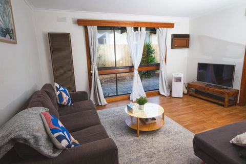 Stay Next To Train Station! Melbourne CBD 12 Km! - Holiday Jervis Bay 0