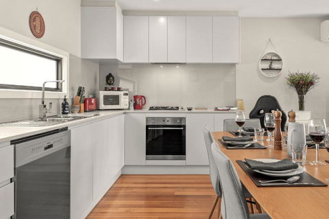 StayCentral - Thornbury Entertainer Townhouse - Holiday Jervis Bay 1