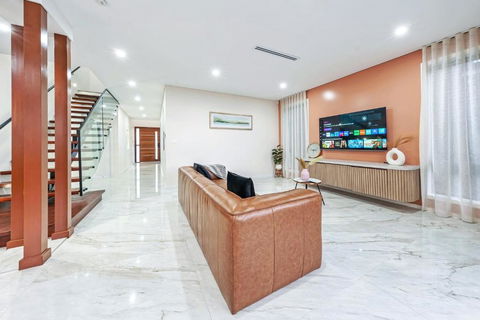 Spacious & Luxury 4Bed Room Retreat Near Station - Holiday Jervis Bay 3
