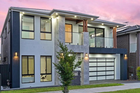 Spacious & Luxury 4Bed Room Retreat Near Station - Holiday Jervis Bay 1