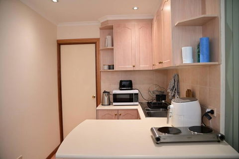 Spacious Studio In AliceSprings QueenBed+KSAirbed - Holiday Jervis Bay 2